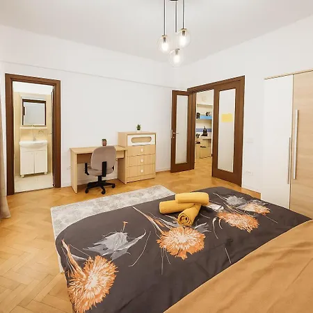 Old Town Comfort & Stylish