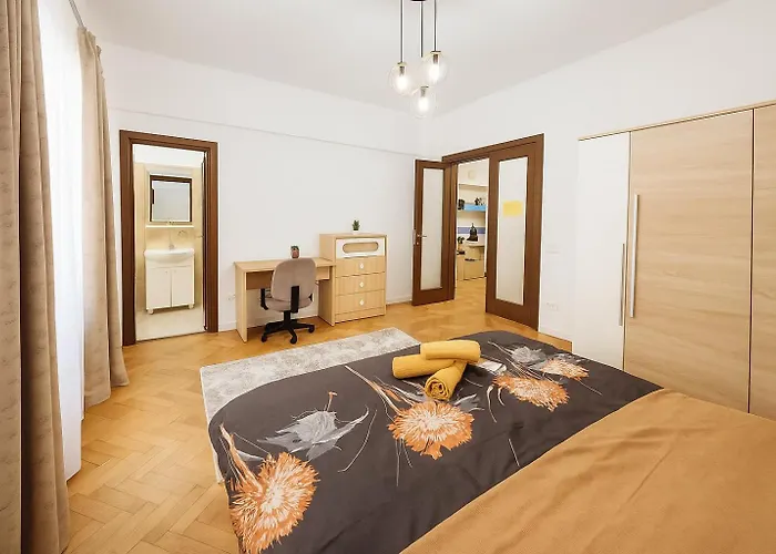 Old Town Comfort & Stylish